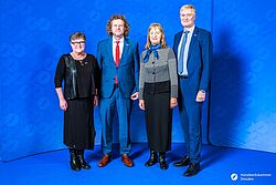 Impressionen von der Begrüßung der Gäste – Portraitaufnahmen vor einer blauen Fotowand