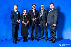 Impressionen von der Begrüßung der Gäste – Portraitaufnahmen vor einer blauen Fotowand