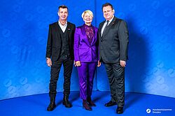 Impressionen von der Begrüßung der Gäste – Portraitaufnahmen vor einer blauen Fotowand