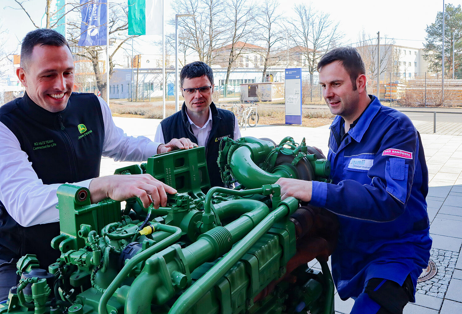 Impression von der Übergabe eines Traktormotors der Land- und Baumaschinen-Mechatroniker an die Handwerkskammer Dresden