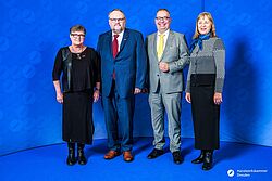 Impressionen von der Begrüßung der Gäste – Portraitaufnahmen vor einer blauen Fotowand
