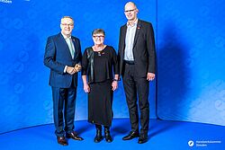 Impressionen von der Begrüßung der Gäste – Portraitaufnahmen vor einer blauen Fotowand