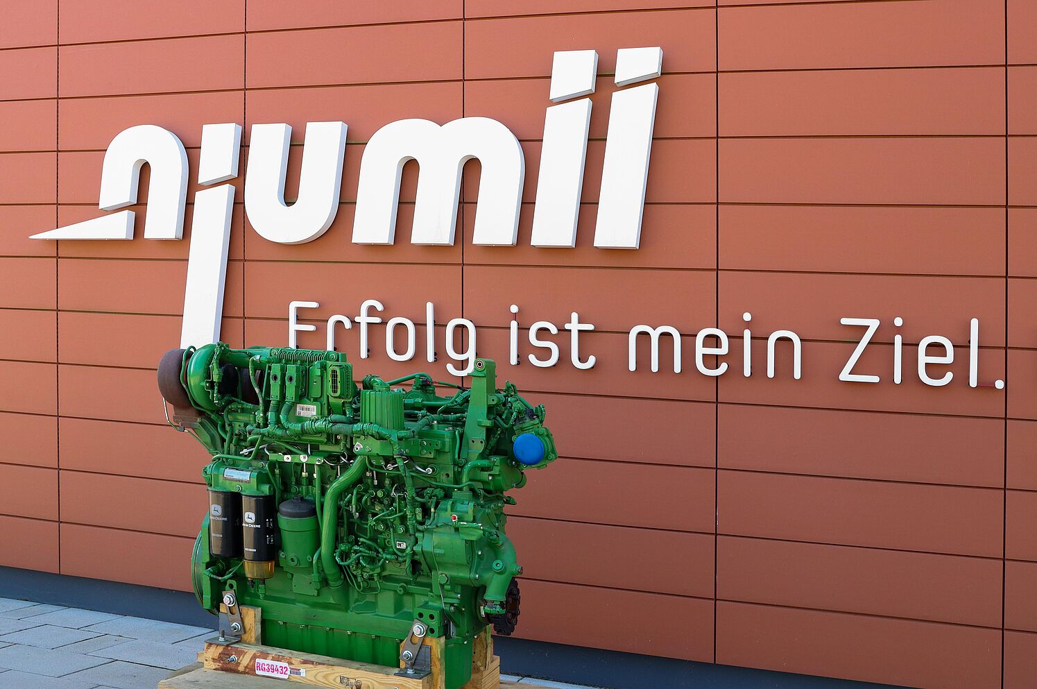 Impression von der Übergabe eines Traktormotors der Land- und Baumaschinen-Mechatroniker an die Handwerkskammer Dresden