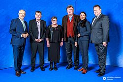 Impressionen von der Begrüßung der Gäste – Portraitaufnahmen vor einer blauen Fotowand