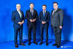 Impressionen von der Begrüßung der Gäste – Portraitaufnahmen vor einer blauen Fotowand