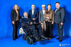 Impressionen von der Begrüßung der Gäste – Portraitaufnahmen vor einer blauen Fotowand