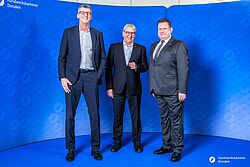 Impressionen von der Begrüßung der Gäste – Portraitaufnahmen vor einer blauen Fotowand