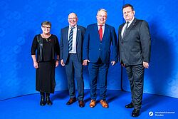 Impressionen von der Begrüßung der Gäste – Portraitaufnahmen vor einer blauen Fotowand