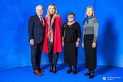 Impressionen von der Begrüßung der Gäste – Portraitaufnahmen vor einer blauen Fotowand