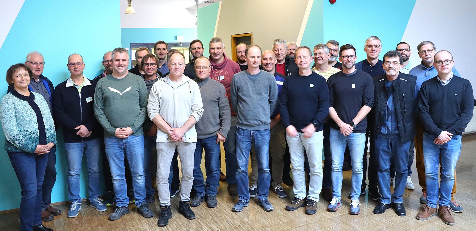 Gruppenfoto der Teilnehmer des Treffen \"Ausbildertage in njumii \" 2024 im Treppenhaus des njumii-Gebäudes.