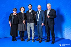 Impressionen von der Begrüßung der Gäste – Portraitaufnahmen vor einer blauen Fotowand