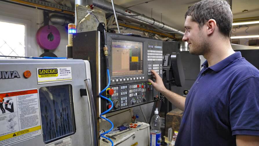 Impressionen vom Meisterstück einem rundem Schachspiel mit Figuren aus Metall: Sebastian Rentsch an der CNC-Maschine bei der Herstellung des Spielbretts.